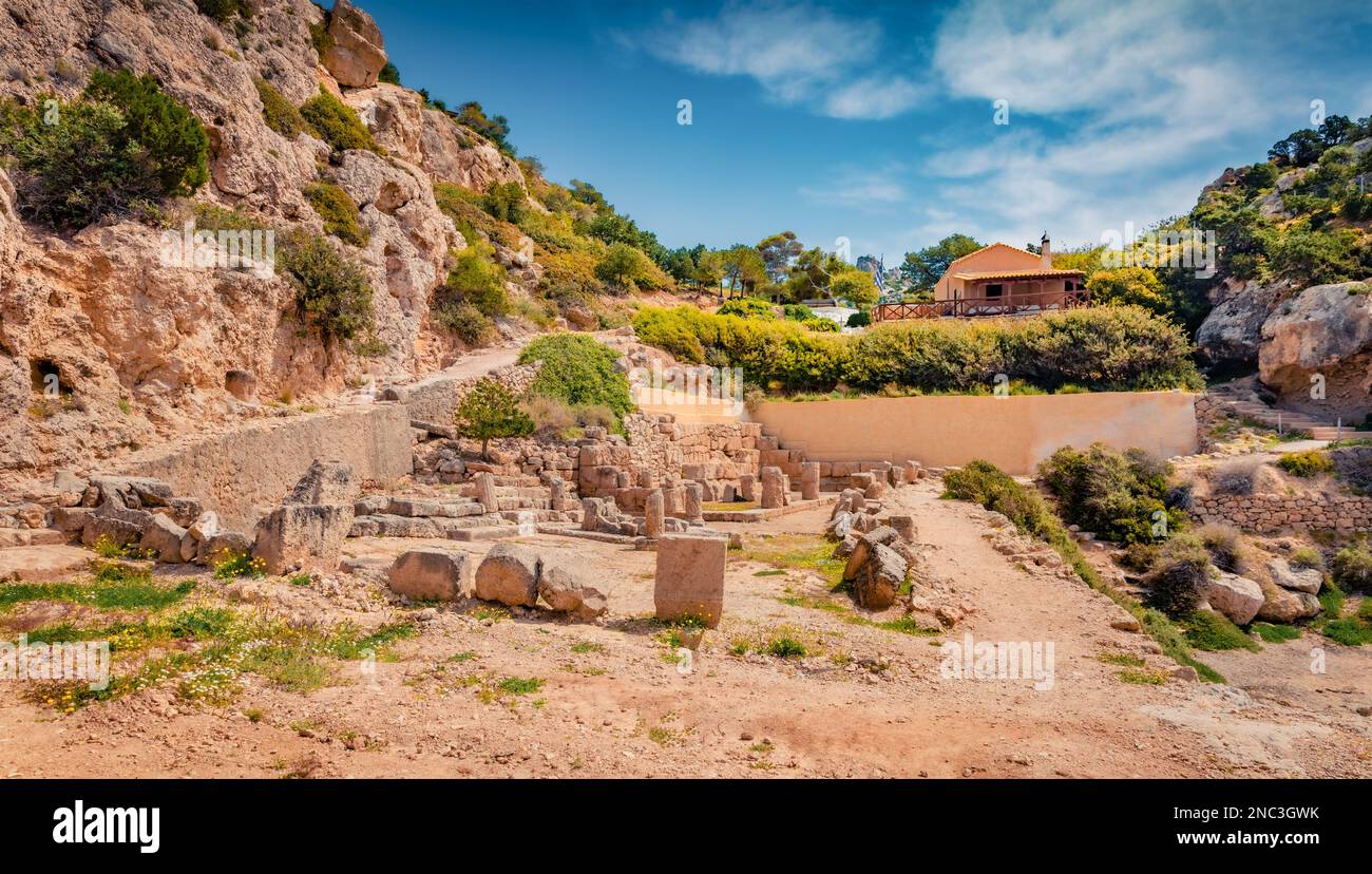 Farbenfroher Frühlingsblick auf das historische Wahrzeichen - West Court of Heraion of Perachora. Atemberaubende Morgenszene der Kirche Agios Ioannis, Limni Vouliagmenis Lo Stockfoto