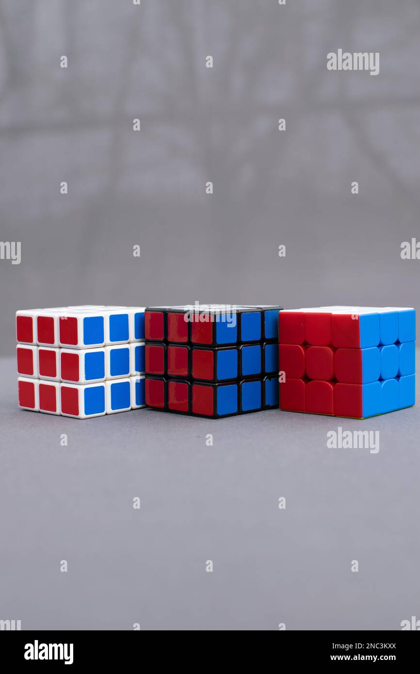 Eine Nahaufnahme von Rubiks Würfeln auf weißem Hintergrund Stockfoto