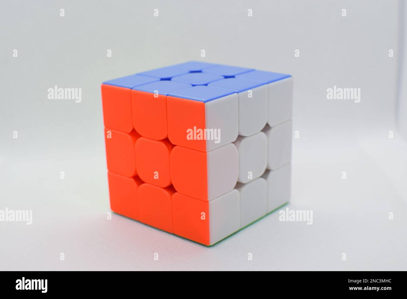 Ein Rubiks Würfel auf weißem Hintergrund Stockfoto