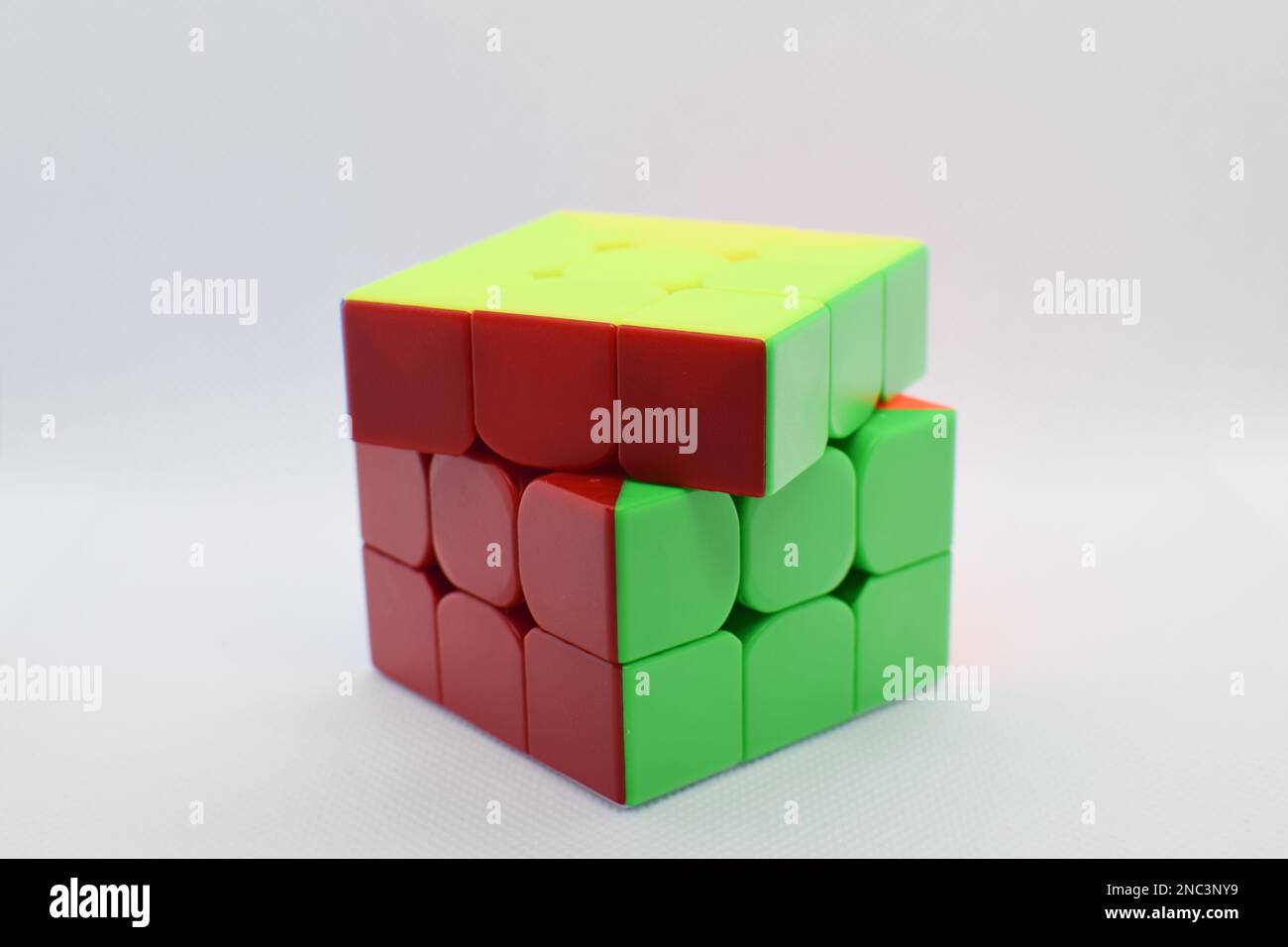 Ein Rubiks Würfel auf weißem Hintergrund Stockfoto