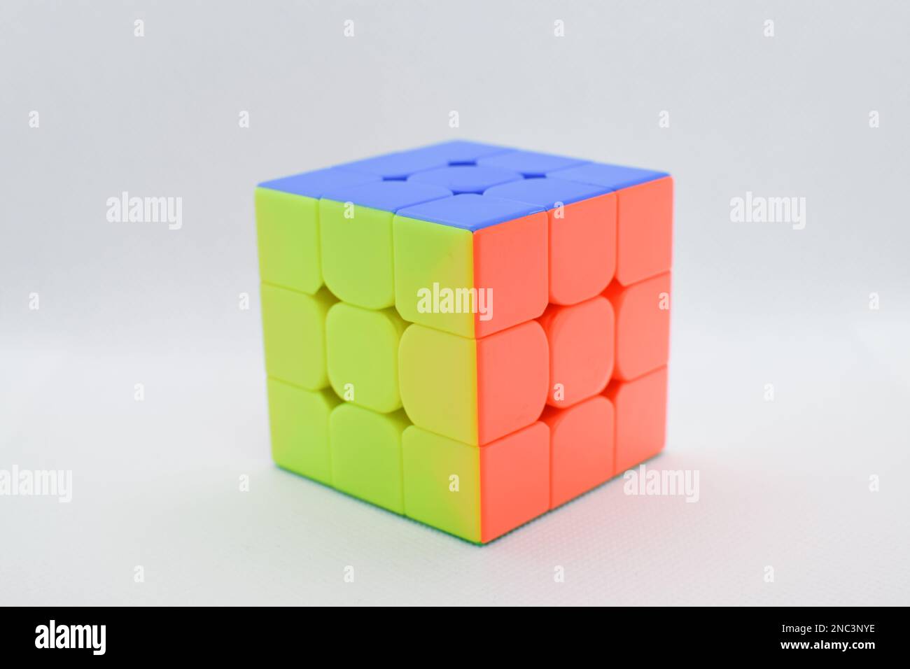 Ein Rubiks Würfel auf weißem Hintergrund Stockfoto