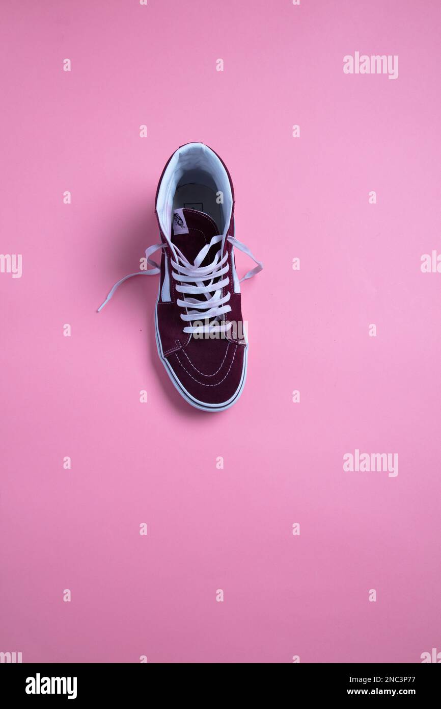 Ein Vans Purple Hi-Top Sneaker, Draufsicht, Studioaufnahme Stockfoto