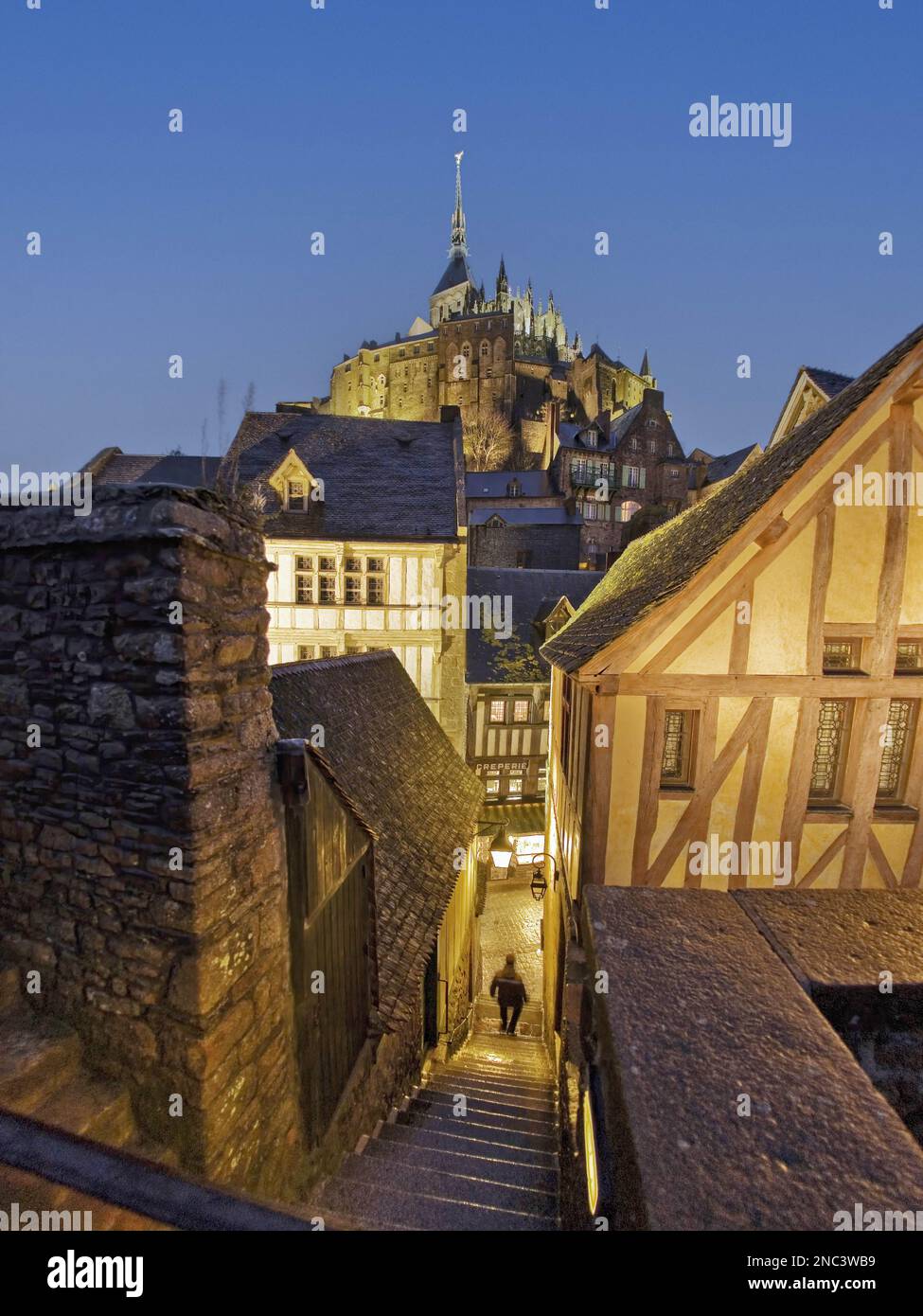 Frankreich. Die Normandie. Manche (50) Mont Saint Michel - das Dorf: Zwischen zwei Häusern am südlichen Fußweg, eine kleine Treppe zum Mai Stockfoto