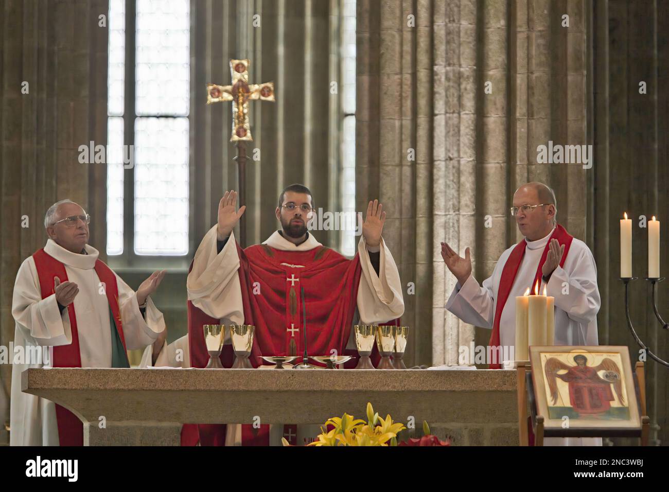 Frankreich - Normandie - Manche (50) - Mont Saint Michel - Abteikirche: Der Altar während einer Messe mit den Mönchen und Nonnen der Klosterbrüderschaft Jer Stockfoto