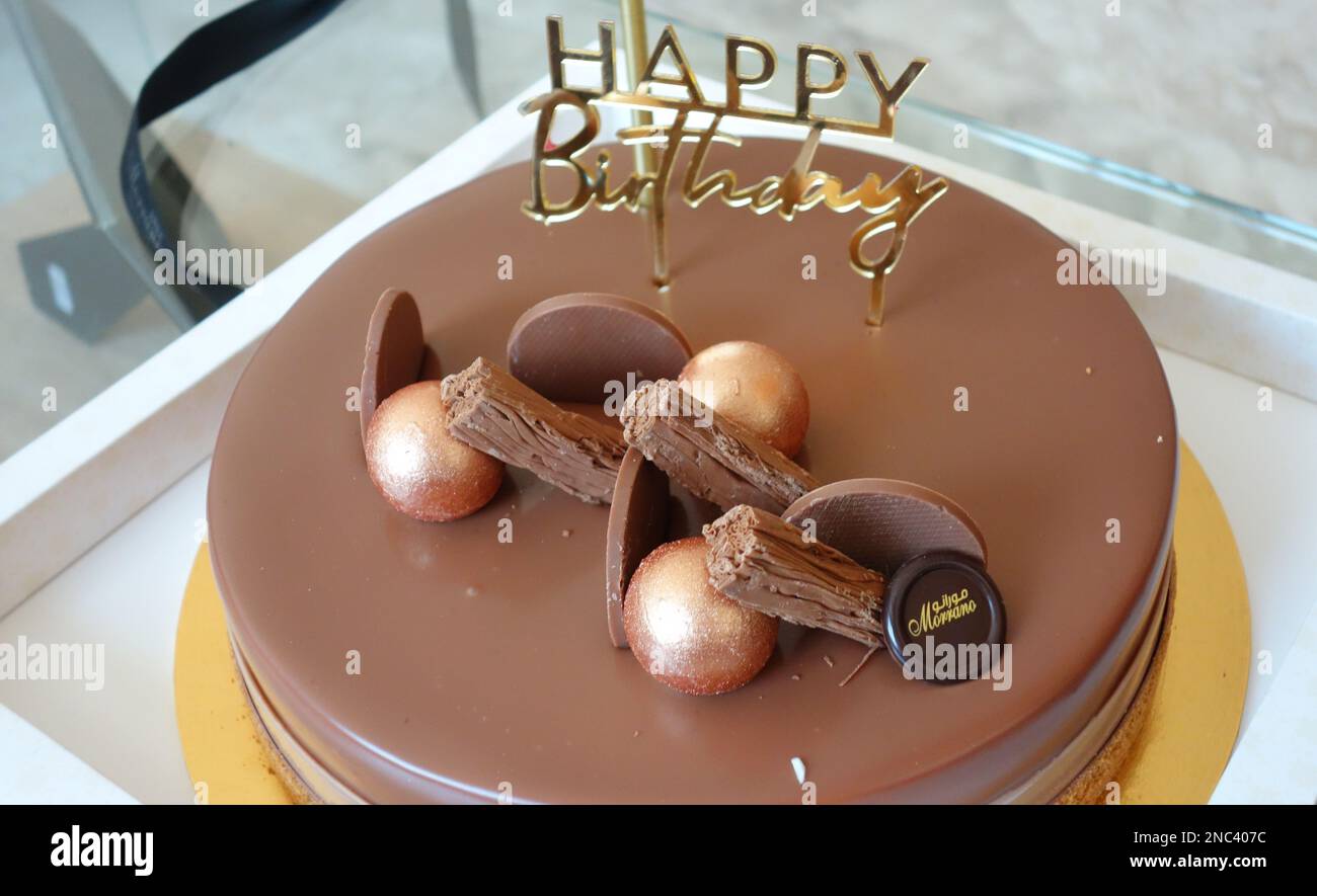 Schokoladenkuchen auf dem Tisch, alles gute zum Geburtstag zu Hause. Stockfoto