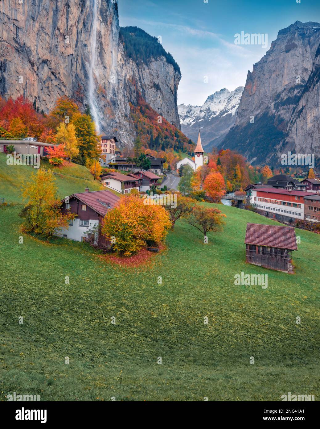 Farbenfroher Herbstblick auf Lauterbrunnen. Atemberaubende ländliche Landschaft der Schweizer Alpen, Berner Oberland im Kanton Bern, Schweiz. Reisender Konz Stockfoto