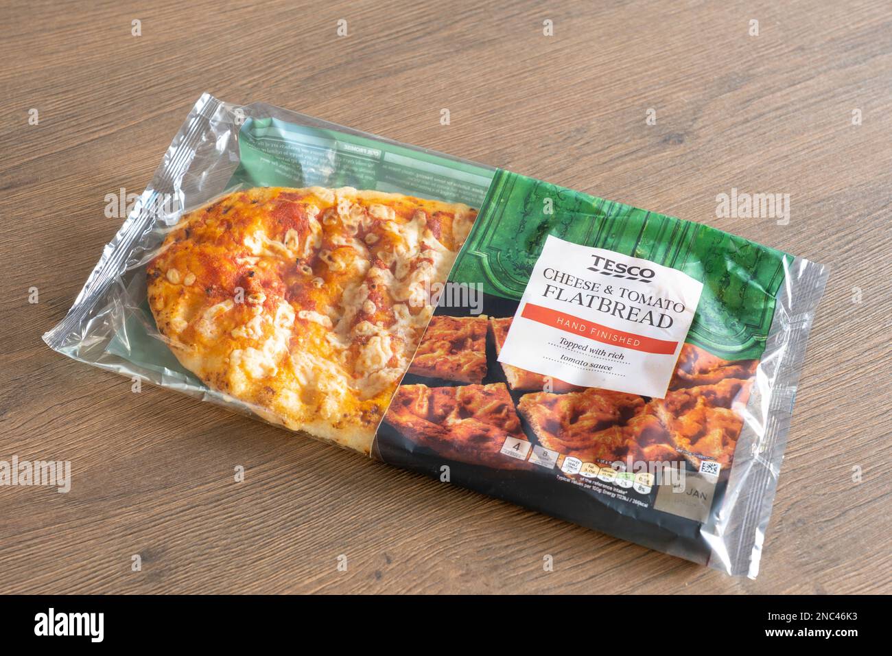 Ein Tesco Supermarkt, handgefertigter Käse und Tomaten-Fladenbrot in Kunststoffverpackung auf einer Küchenarbeitsfläche. UK. Konzept: Lebensmittel der Eigenmarke des Supermarkts Stockfoto