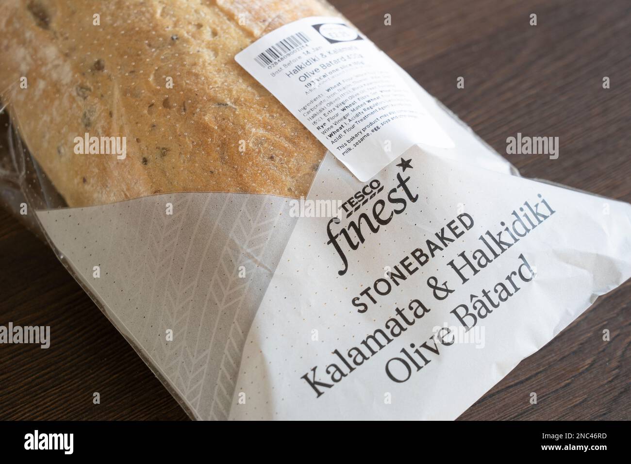 Ein Tesco Supermarkt, handgefertigter Käse und Tomaten-Fladenbrot in Kunststoffverpackung auf einer Küchenarbeitsfläche. UK. Konzept: Lebensmittel der Eigenmarke des Supermarkts Stockfoto