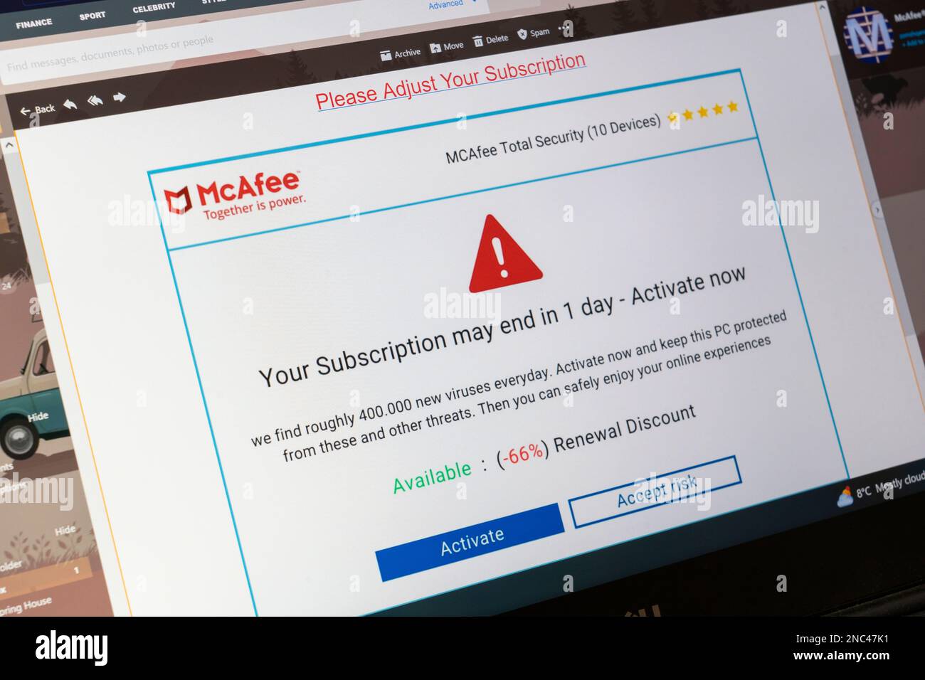 Eine gefälschte McAfee AntiVirus Phishing-E-Mail von Betrügern auf einem Computerbildschirm in England. Konzept: Betrügerische E-Mails, betrügerische E-Mails, betrügerische E-Mails, Betrug in Großbritannien Stockfoto