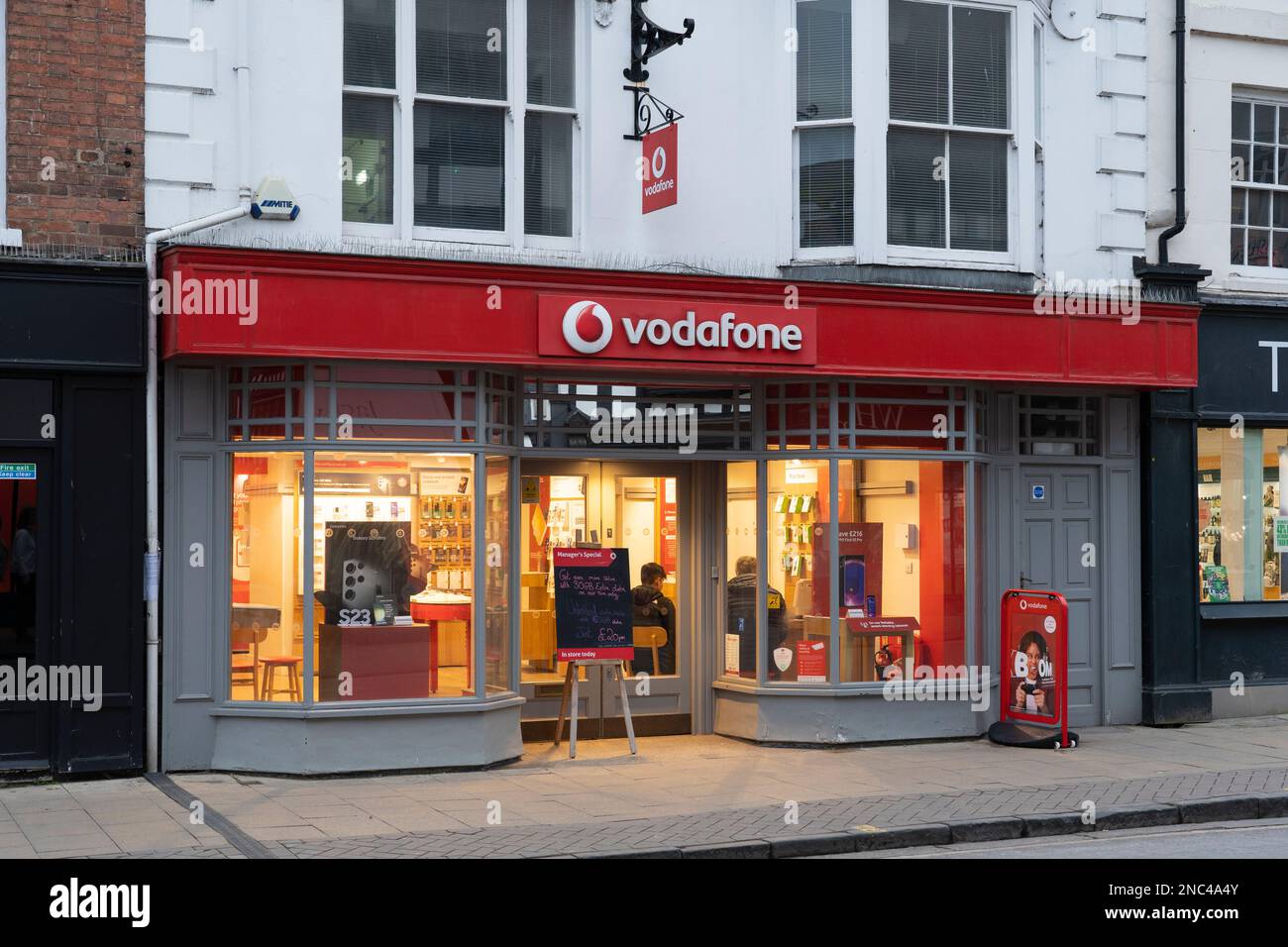 Das Äußere eines Vodafone-Ladens in der High Street in Stratford-upon-Avon, England. Konzept: Telekommunikationsindustrie, Telekommunikation, mobiles Breitband Stockfoto