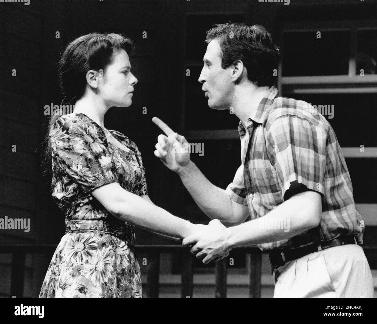 Robin McCaffrey (Ann Deever), Mark McGann (Chris Keller) in ALL MY SONS von Arthur Miller im Palace Theatre, Watford, England 02/10/1992 Design: Saul Radomsky Beleuchtung: Christopher Toulmin Regisseur: Lou Stein Stockfoto