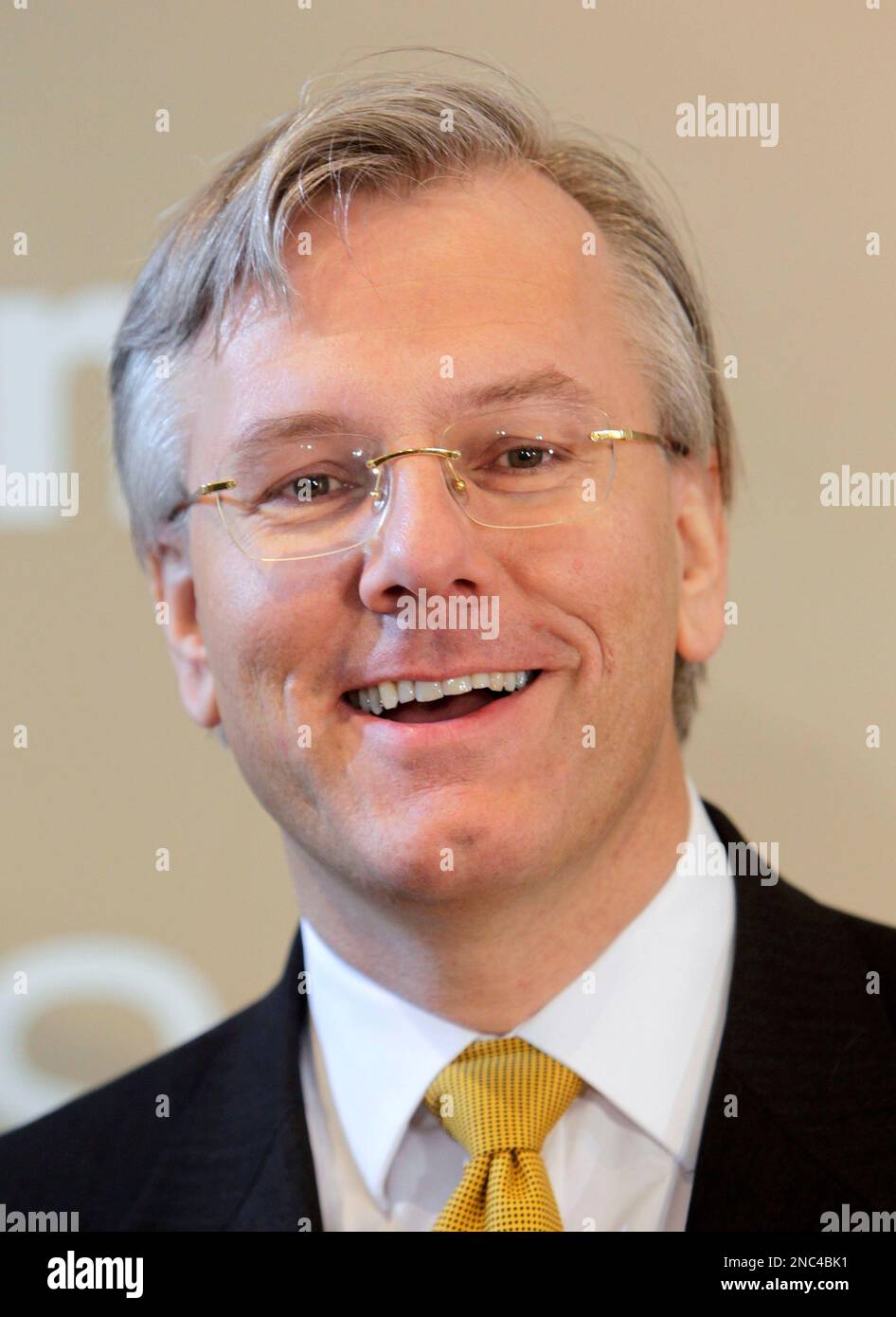 CEO of German Lufthansa Christoph Franz smiles prior to the annual balance press conference in Frankfurt, Germany, Thursday, March 17, 2011. Lufthansa made a euro 1.1 billion (US dollar 1.53 billion) net profit in 2010, up from a loss of euro 34 million in 2009, thanks to a recovery in demand in long-haul traffic and cost cutting measures in the airline group. (AP Photo/Michael Probst) Stockfoto