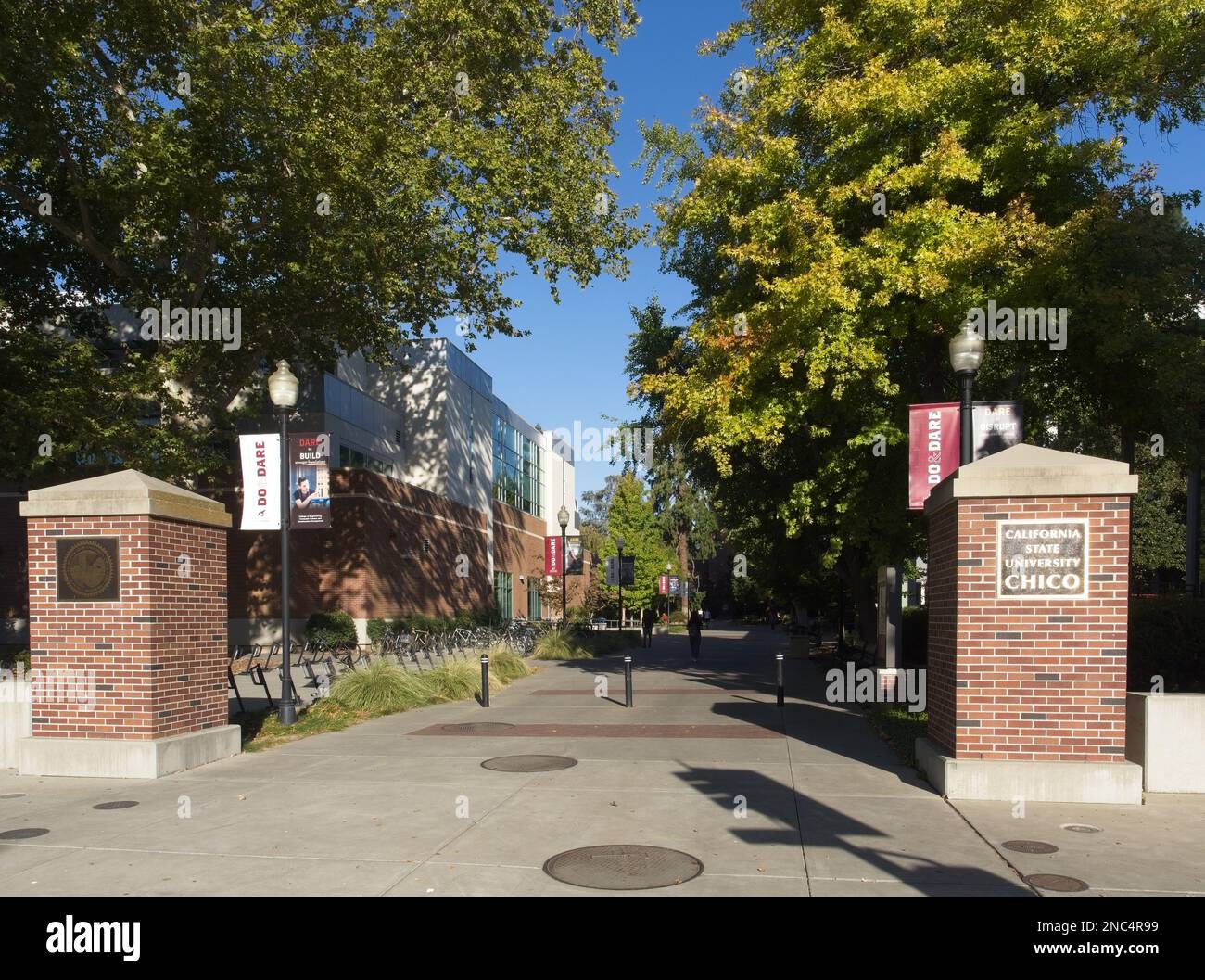 Der Haupteingang zur California State University in Chico, Nordkalifornien. Stockfoto