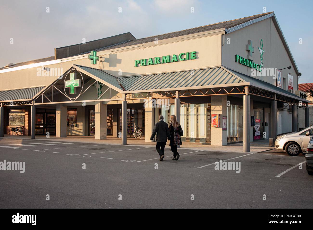 Moderne Apotheke und Apotheke. Paris, Frankreich - 2019. April Stockfoto