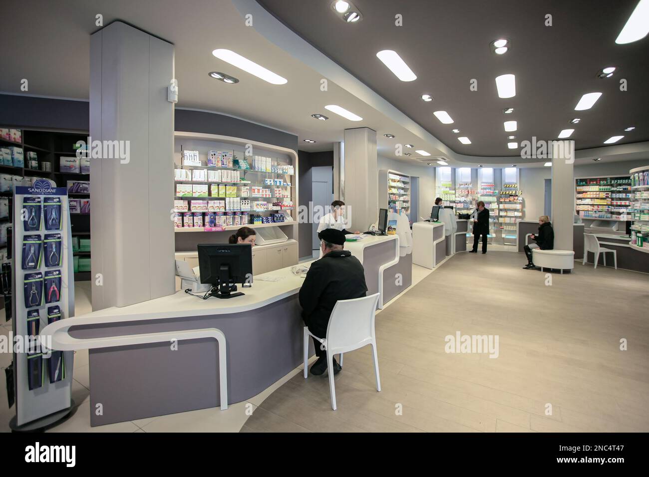 Moderne Innenapotheke und Apotheke. Paris, Frankreich - 2015. April Stockfoto