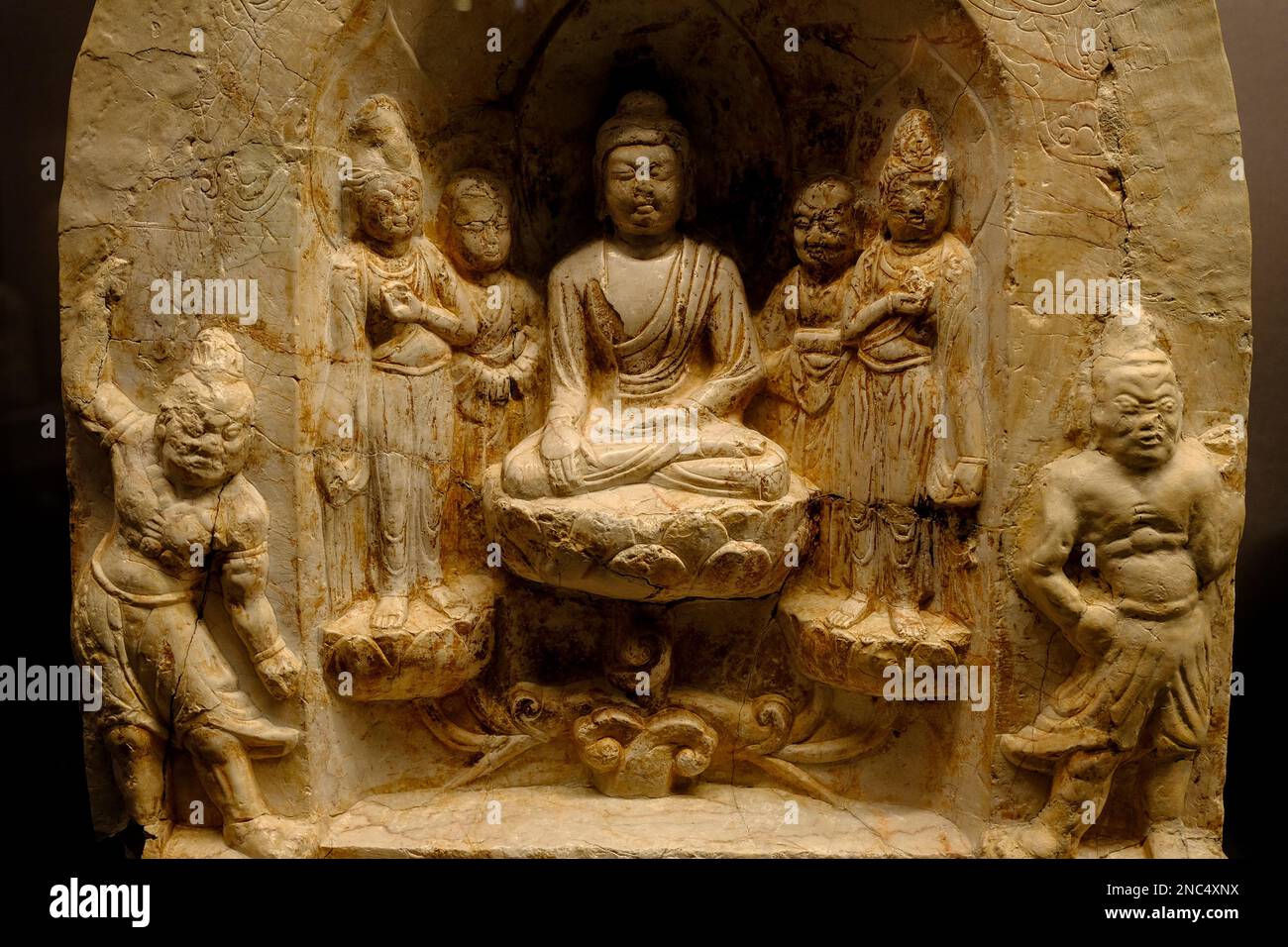 Detailreiche Buddha-Schnitzereien aus der nördlichen Zhou-Zeit, etwa 570 CE Stockfoto