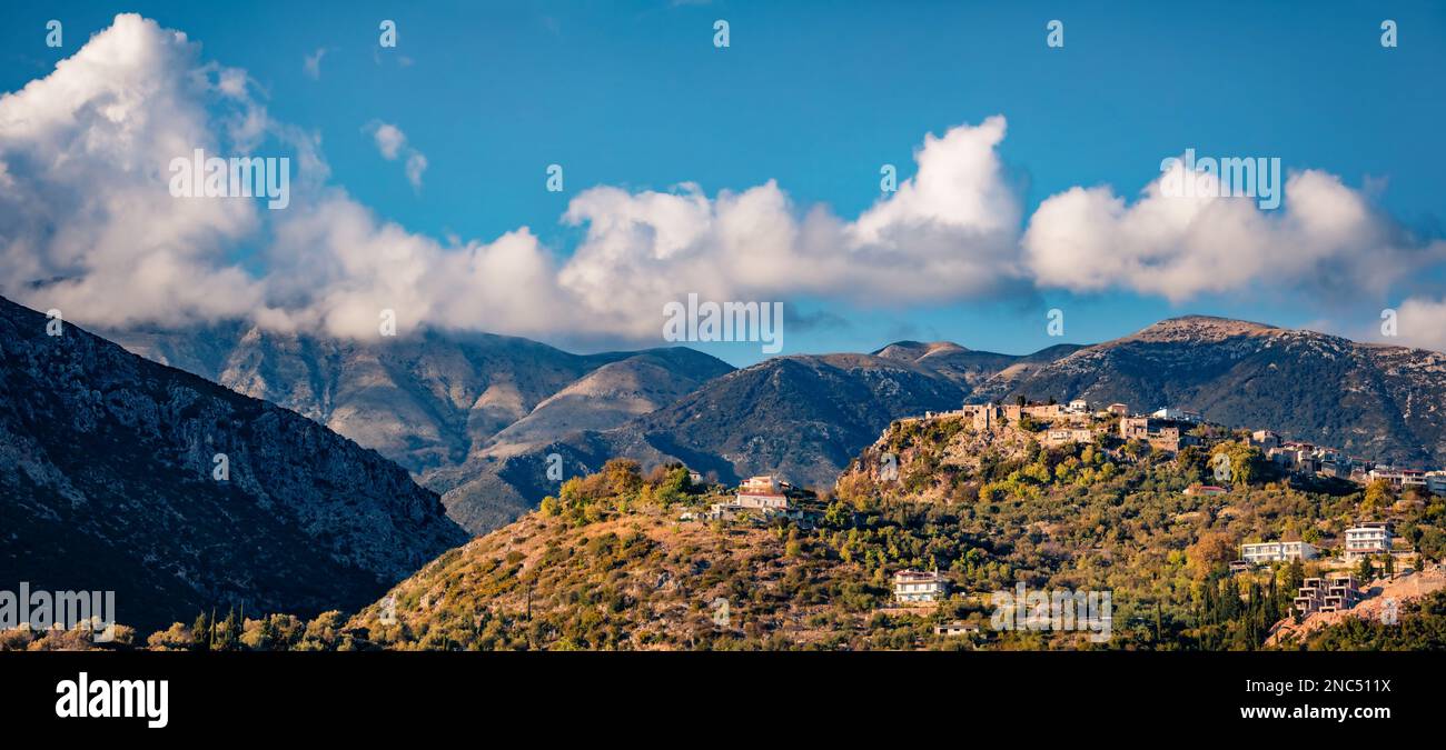 Panoramablick auf die Burg von Himara, Vlore. Farbenfrohe Morgenszene von Albanien, Europa. Hintergrund des Reisekonzepts. Stockfoto