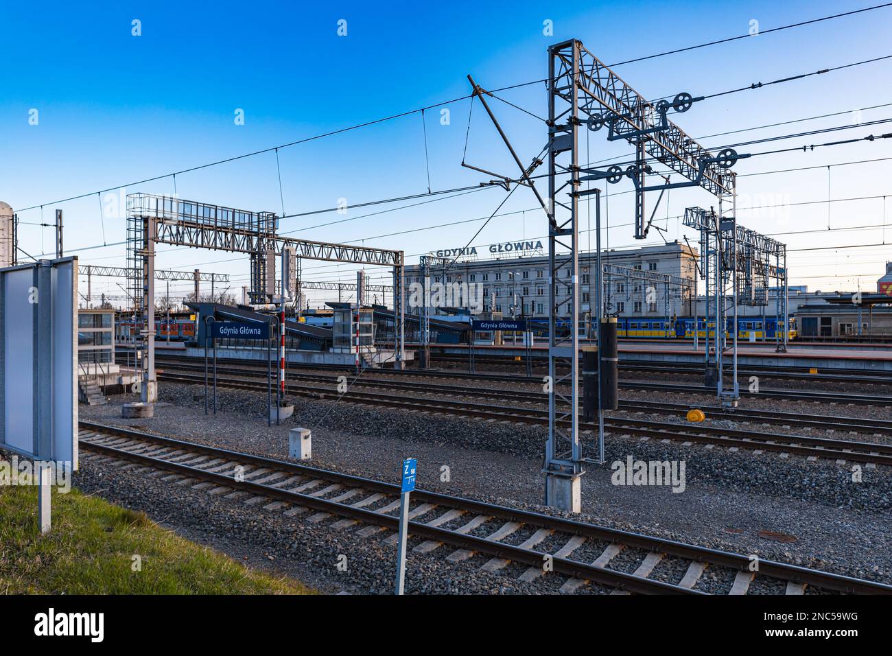 Gdynia, Polen - April 2022: Platz voller Schienen und Bahnsteige neben dem Hauptbahnhof Stockfoto