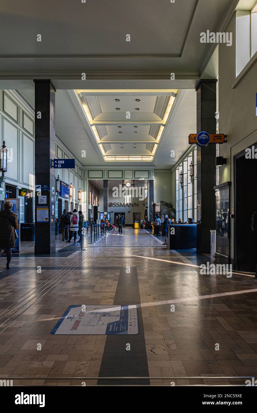 Gdynia, Polen - April 2022: Innenseite des Hauptbahnhofgebäudes mit großer Leuchthalle Stockfoto