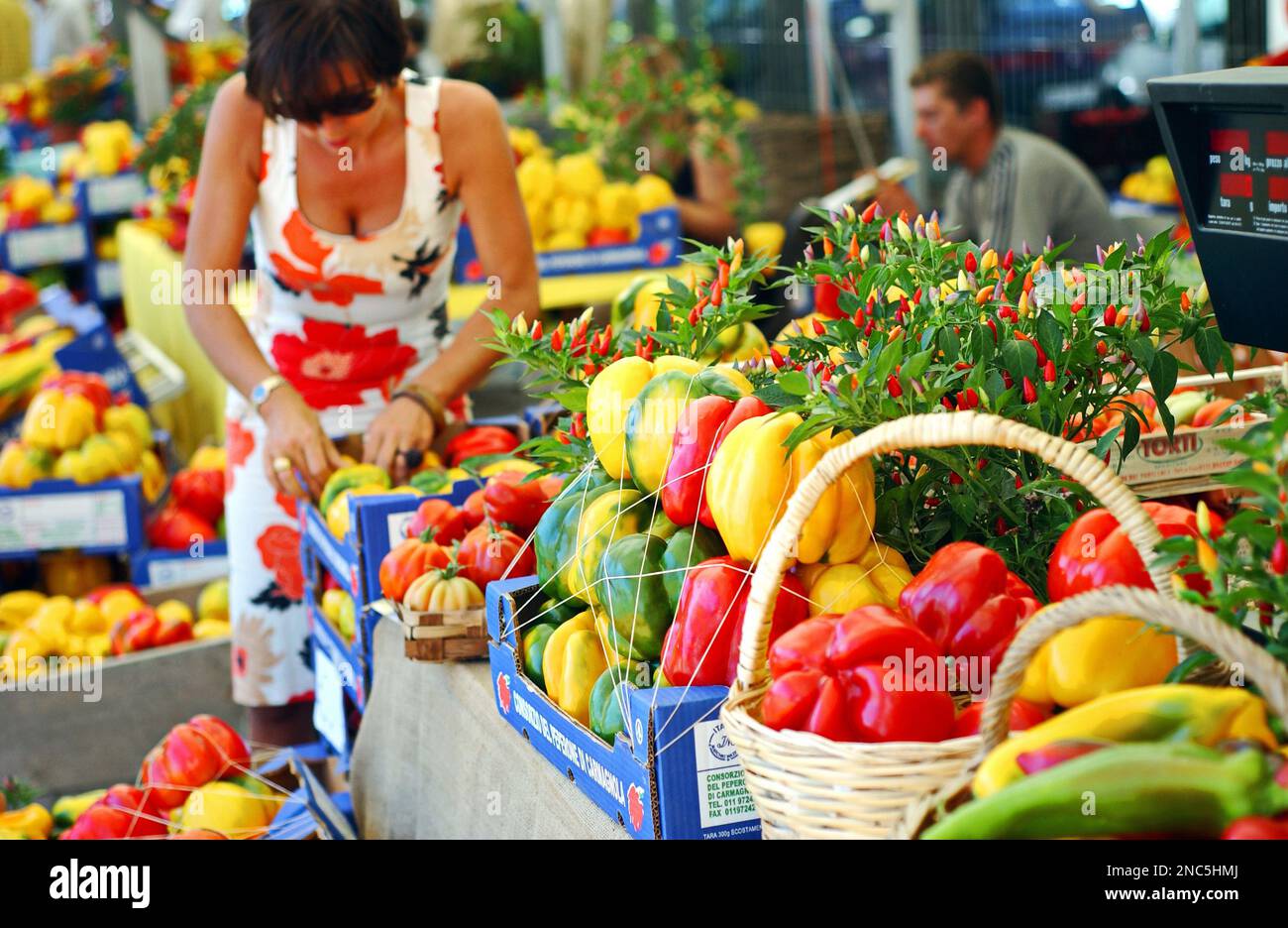 Marktstand für quadratische Paprika, von Carmagnola. Turin, Italien - September 2022 Stockfoto