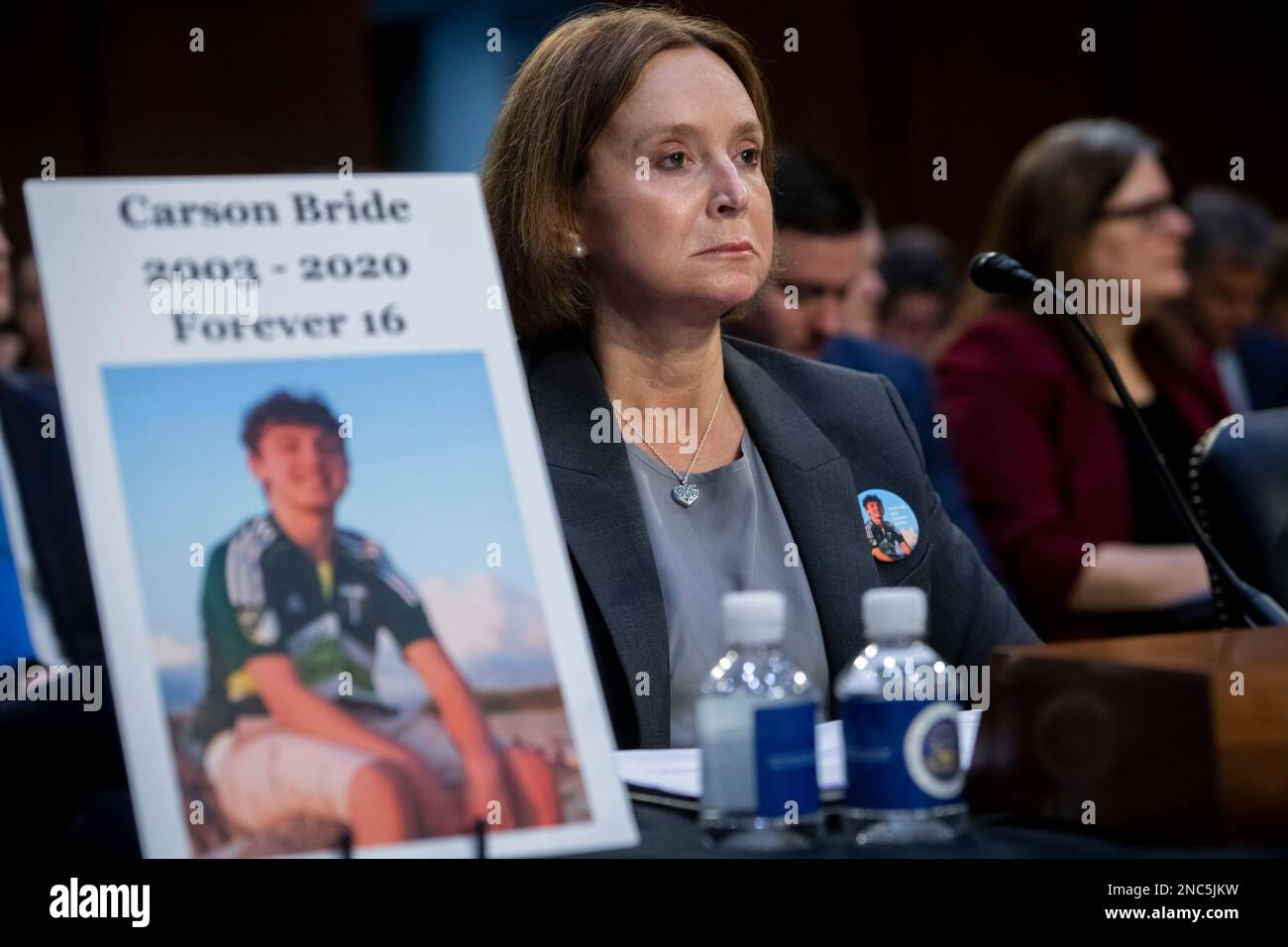 Washington, Vereinigte Staaten Von Amerika. 14. Februar 2023. Kristin Bride, Survivor Parent and Social Media Reform Advocate, sitzt neben einem Foto ihres 16-jährigen Sohnes Carson Bride, während sie vor einer Anhörung des Senatsausschusses für die Justiz erscheint, um den Schutz unserer Kinder online zu untersuchen, im Hart Senate Office Building in Washington, DC, Dienstag, 14. Februar 2023. Nachdem Carson im Internet gemobbt wurde, nahm er sich am 23. Juni 2020 das Leben. Kredit: Rod Lamkey/CNP/Sipa USA Kredit: SIPA USA/Alamy Live News Stockfoto