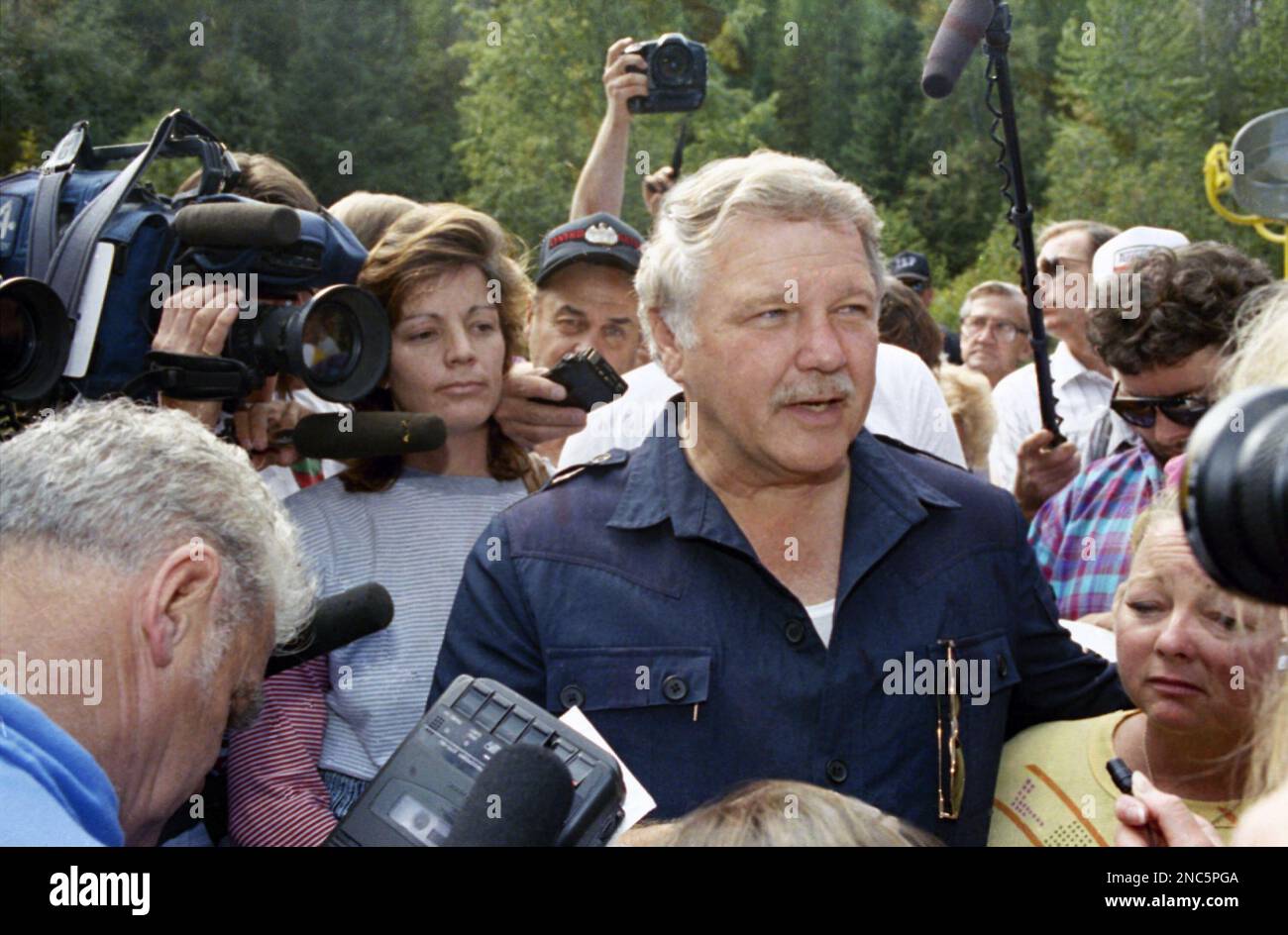 Former Green Beret Bo Gritz announces to the media that the Weaver family standoff with federal