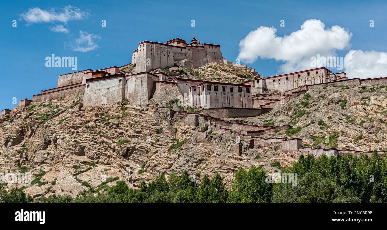 Gyantse Dzong oder Gyantse Festung ist einer der am besten erhaltenen Dzongs in Tibet, hoch über der Stadt Gyantse auf einem riesigen Sporn Stockfoto