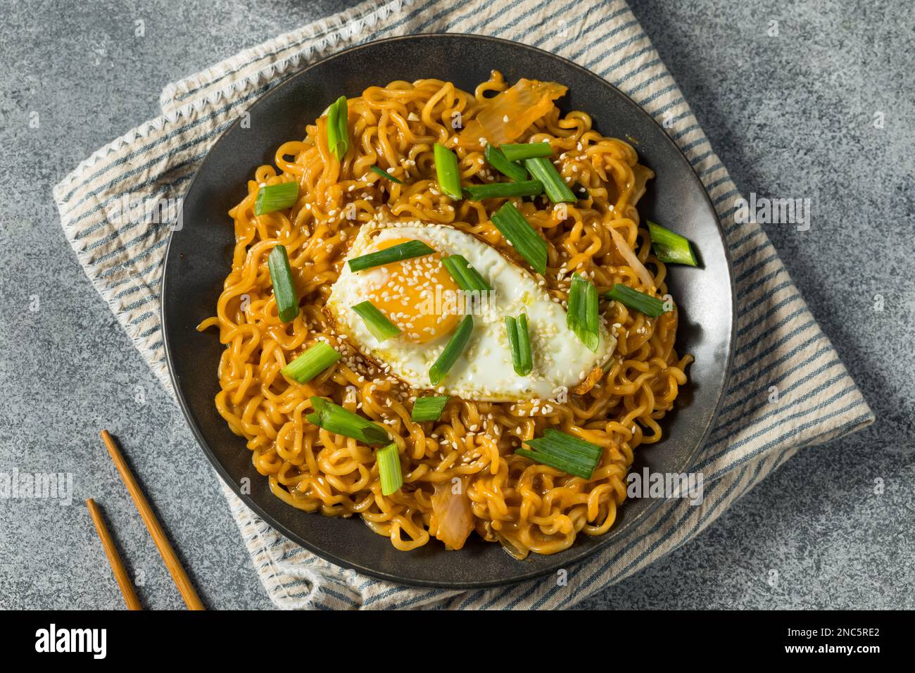 Koreanische Käse-Kimchi-Nudeln mit Sojasauce und einem Ei Stockfoto