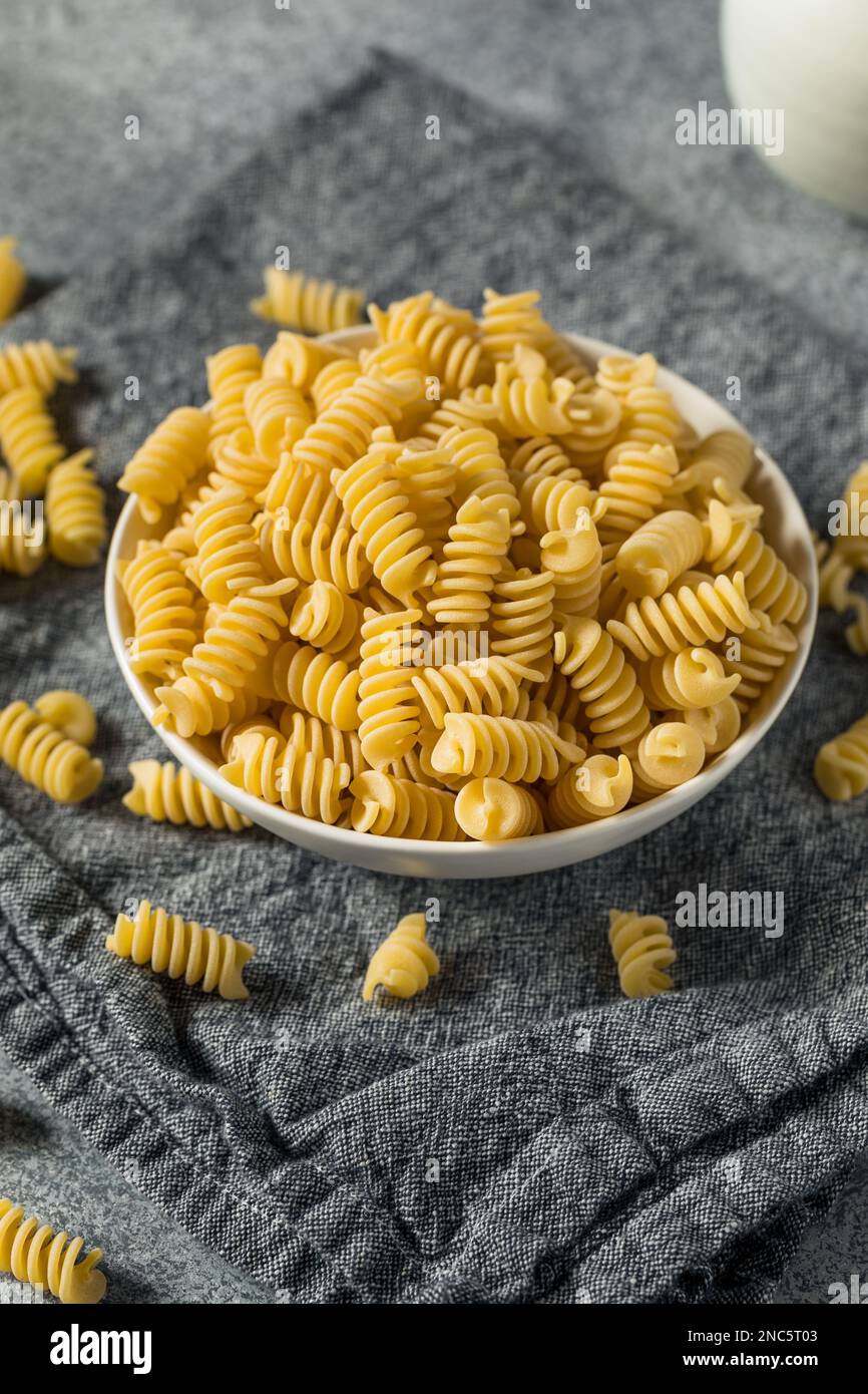 Rohe, trockene, organische Fusilli-Pasta in einer Schüssel Stockfoto