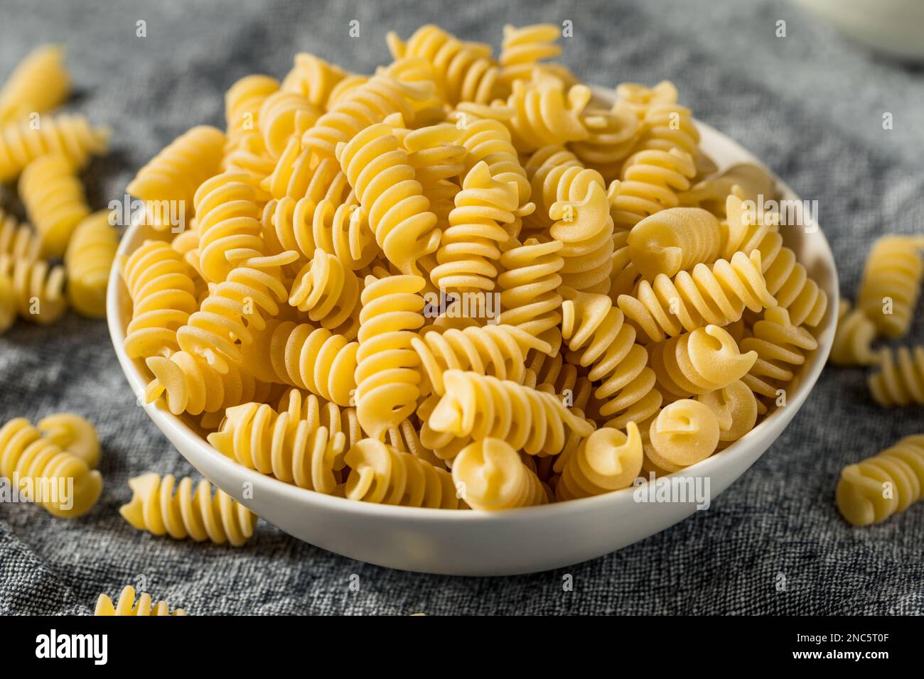 Rohe, trockene, organische Fusilli-Pasta in einer Schüssel Stockfoto