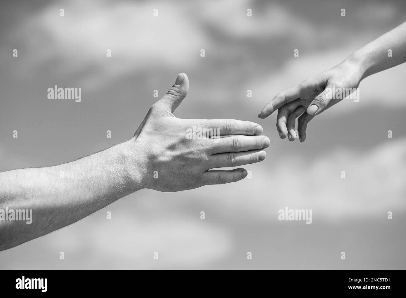 Die Hände von Mann und Frau greifen sich gegenseitig an, unterstützen. Solidarität, Mitgefühl, Nächstenliebe, Rettung Stockfoto