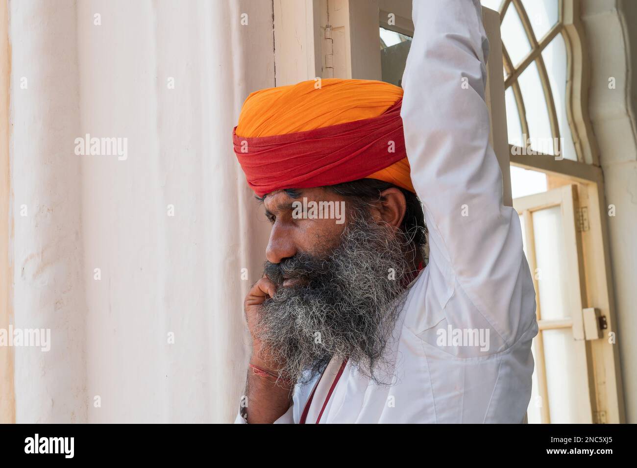 Jodhpur, Rajasthan, Indien - 19. Oktober 2019: Rajput Senior man mit buntem Turban namens pagri, spricht auf seinem neuen Technologie-Handy. Stockfoto