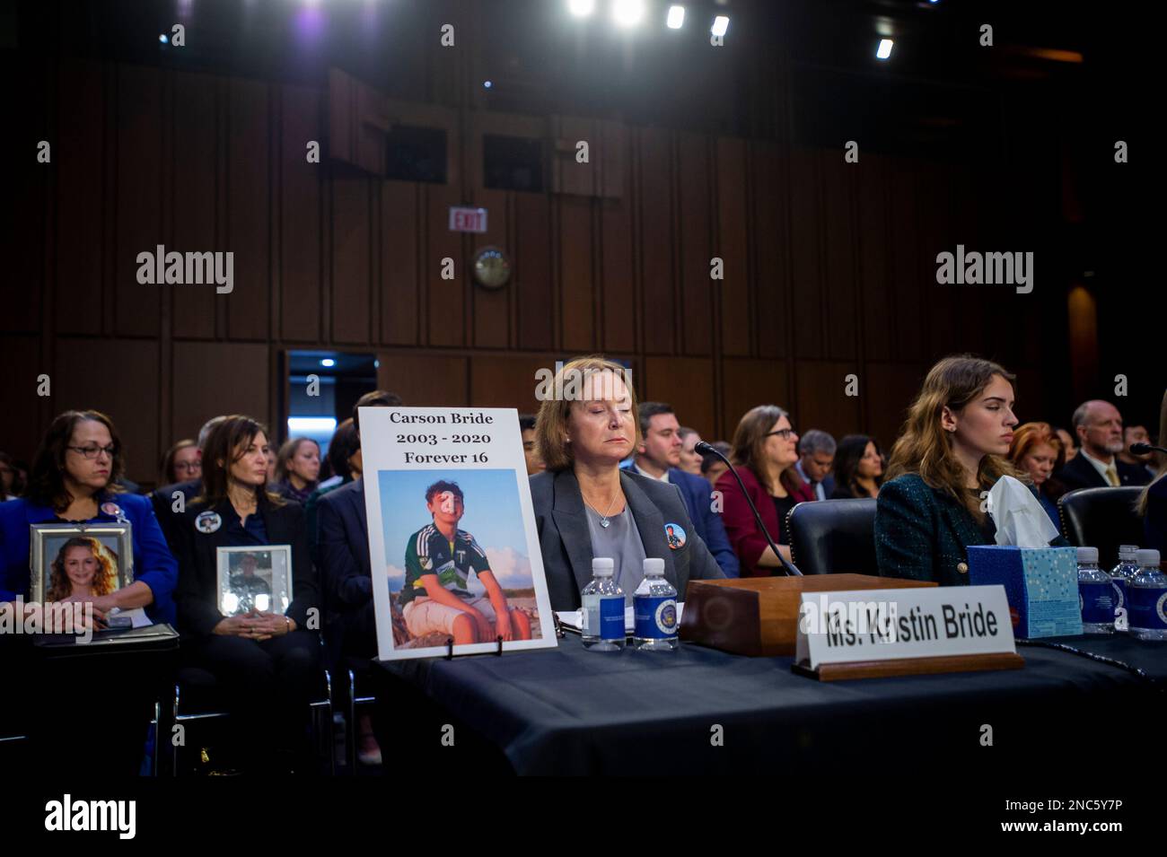 Kristin Bride, Survivor Parent and Social Media Reform Advocate, sitzt neben einem Foto ihres 16-jährigen Sohnes Carson Bride, während sie vor einer Anhörung des Senatsausschusses für die Justiz erscheint, um den Schutz unserer Kinder online zu untersuchen, im Hart Senate Office Building in Washington, DC, Dienstag, 14. Februar 2023. Nachdem Carson im Internet gemobbt wurde, nahm er sich am 23. Juni 2020 das Leben. Kredit: Rod Lamkey/CNP Stockfoto
