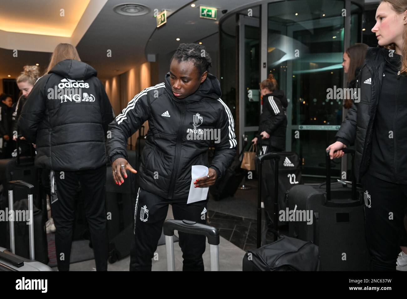 Marlow, ENGLAND, 14. Februar 2023, Welma Fon von Belgien, das bei der Ankunft in ihrem Turnierhotel der belgischen Fußballnationalmannschaft Red Flames vor ihrem ersten Spiel im Arnold Clark Cup 2023 , Dienstag, 14. Februar 2023 in Marlow, abgebildet wurde; ENGLAND . FOTO SPORTPIX | David Catry Stockfoto