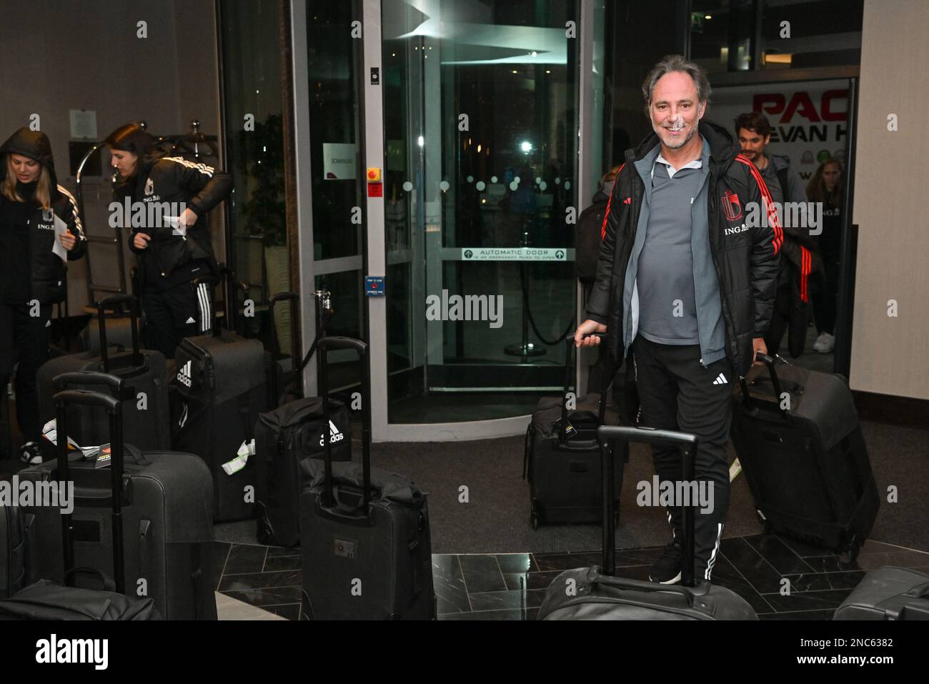 Marlow, ENGLAND, 14. Februar 2023, Assistenztrainer Kris Van der Haegen, bei der Ankunft in ihrem Turnierhotel die belgische Fußballnationalmannschaft Red Flames vor ihrem ersten Spiel im Arnold Clark Cup 2023 fotografierte, Dienstag , 14 . Februar 2023 in Marlow , ENGLAND . FOTO SPORTPIX | David Catry Stockfoto