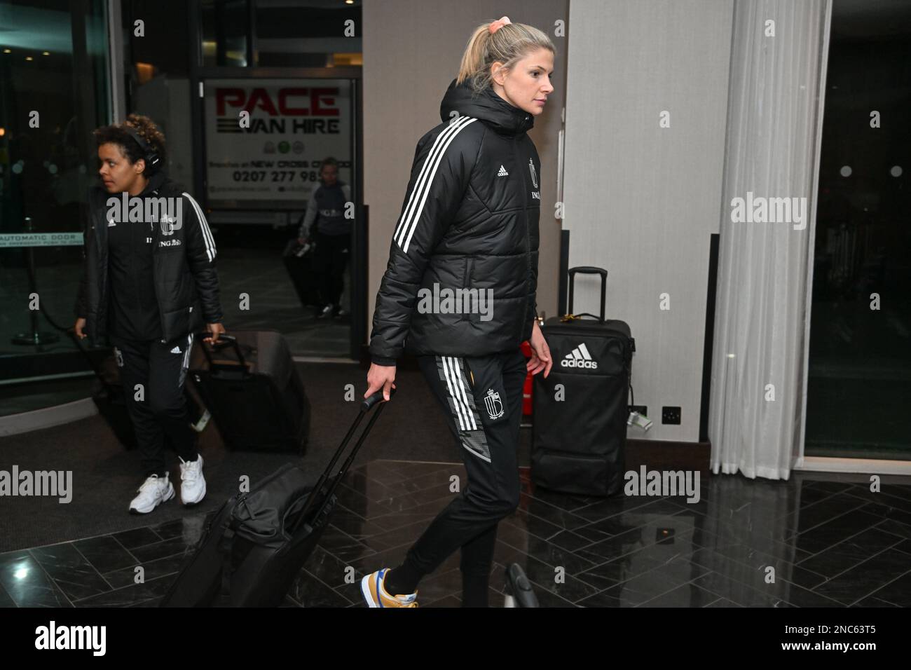 Marlow, ENGLAND, 14. Februar 2023, Justine Vanhaevermaet aus Belgien, bei der Ankunft in ihrem Turnierhotel die belgische Fußballnationalmannschaft namens Red Flames vor ihrem ersten Spiel im Arnold Clark Cup 2023 , Dienstag, 14. Februar 2023 in Marlow, ENGLAND . FOTO SPORTPIX | David Catry Stockfoto