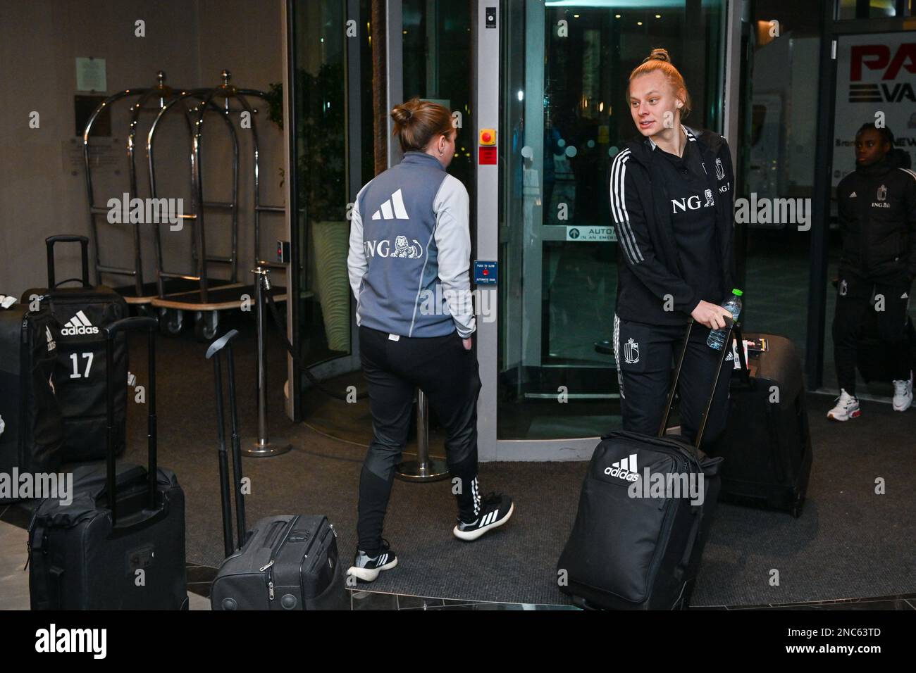 Marlow, ENGLAND, 14. Februar 2023, Ella Van Kerkhoven von Belgien, das bei der Ankunft in ihrem Turnierhotel die belgische Fußballnationalmannschaft namens Red Flames vor ihrem ersten Spiel im Arnold Clark Cup 2023 , Dienstag, 14. Februar 2023 in Marlow, fotografiert hat; ENGLAND . FOTO SPORTPIX | David Catry Stockfoto