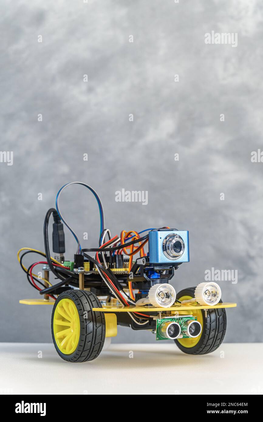 Programmierbares Heimwerkerroboter-Zweirad-Fahrzeug mit Kamera, Hindernissensor und drahtloser Steuerung Stockfoto