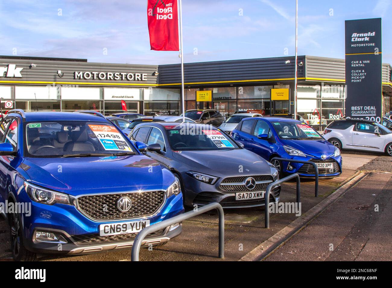 2019 Blue MG ZS Excite und Mercedes-Benz A 200 AMG Line Auto zum Verkauf im Ausstellungsraum und Vorplatz von Arnold Clarke, Preston, Lancashire UK Stockfoto