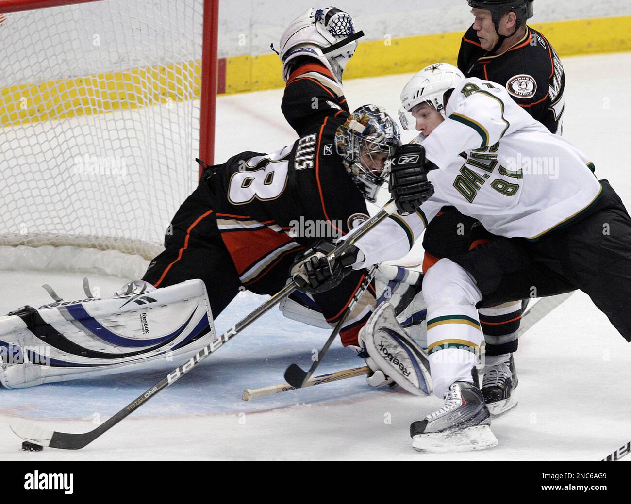 Dallas Stars center Tomas Vincour, right, of Czech Republic, attempts to score against Anaheim Ducks goalie Dan Ellis during the third period of an NHL hockey game in Anaheim, Calif., Friday, March 4, 2011. The Ducks won 4-3 in overtime.(AP Photo/Jae C. Hong) Stockfoto