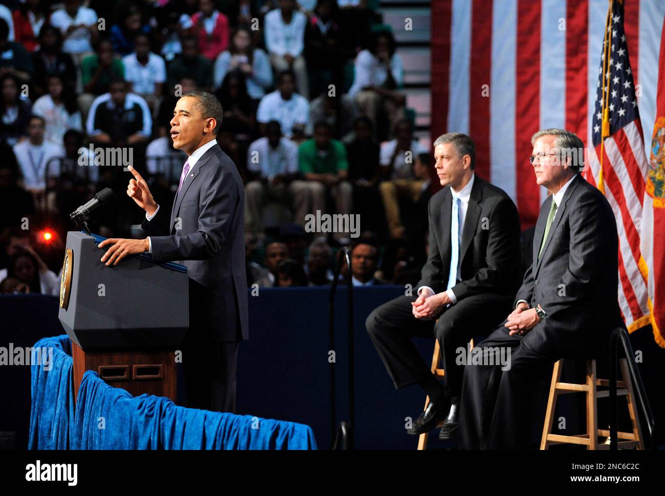 President Barack Obama, accompanied by former Florida Gov. Jeb Bush, right, and Education Secretary Arne Duncan, speaks at Miami Central Senior High School in Miami, Friday, March. 4, 2011. (AP Photo/Steve Mitchell) Stockfoto