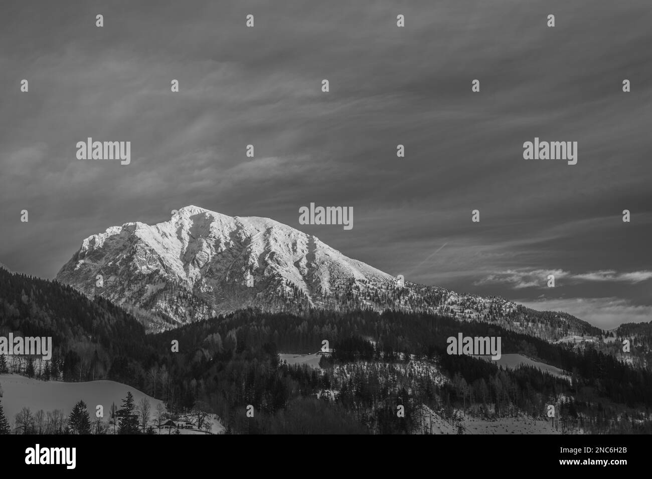 Große schneebedeckte Hügel in der Nähe von Spital am Pyhrn am kalten, frischen Abend Stockfoto