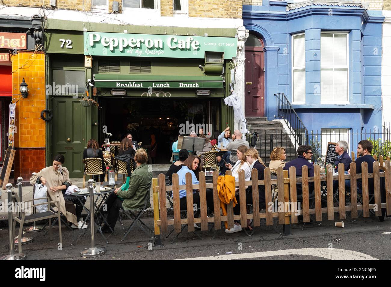 Gäste essen außerhalb des Restaurants in Portobello Road, Notting Hill, London, England, Großbritannien Stockfoto