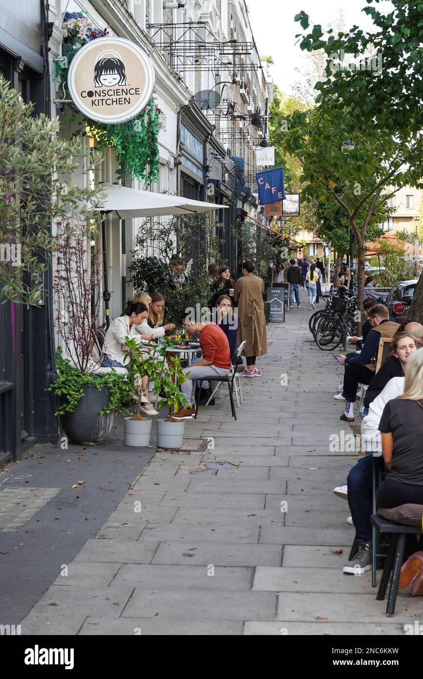 Gäste essen außerhalb des Restaurants in Notting Hill, London, England, Großbritannien Stockfoto
