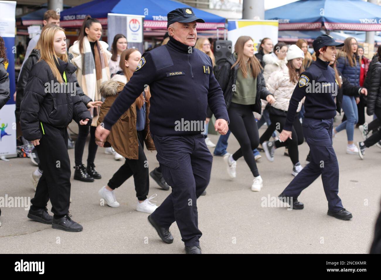 Osijek, Kroatien, am 14. Februar 2023. Am 14. Februar 2023 fand in Osijek, Kroatien, eine globale Tanzaktion statt, die die Polizei von Osijek-Baranja und ihre Partner das achte Jahr in Folge durchgeführt haben und die sich gegen Gewalt gegen Frauen richtet. Das Motto der diesjährigen Kampagne lautet "Aufstieg für die Freiheit". Foto: Dubravka Petric/PIXSELL Stockfoto