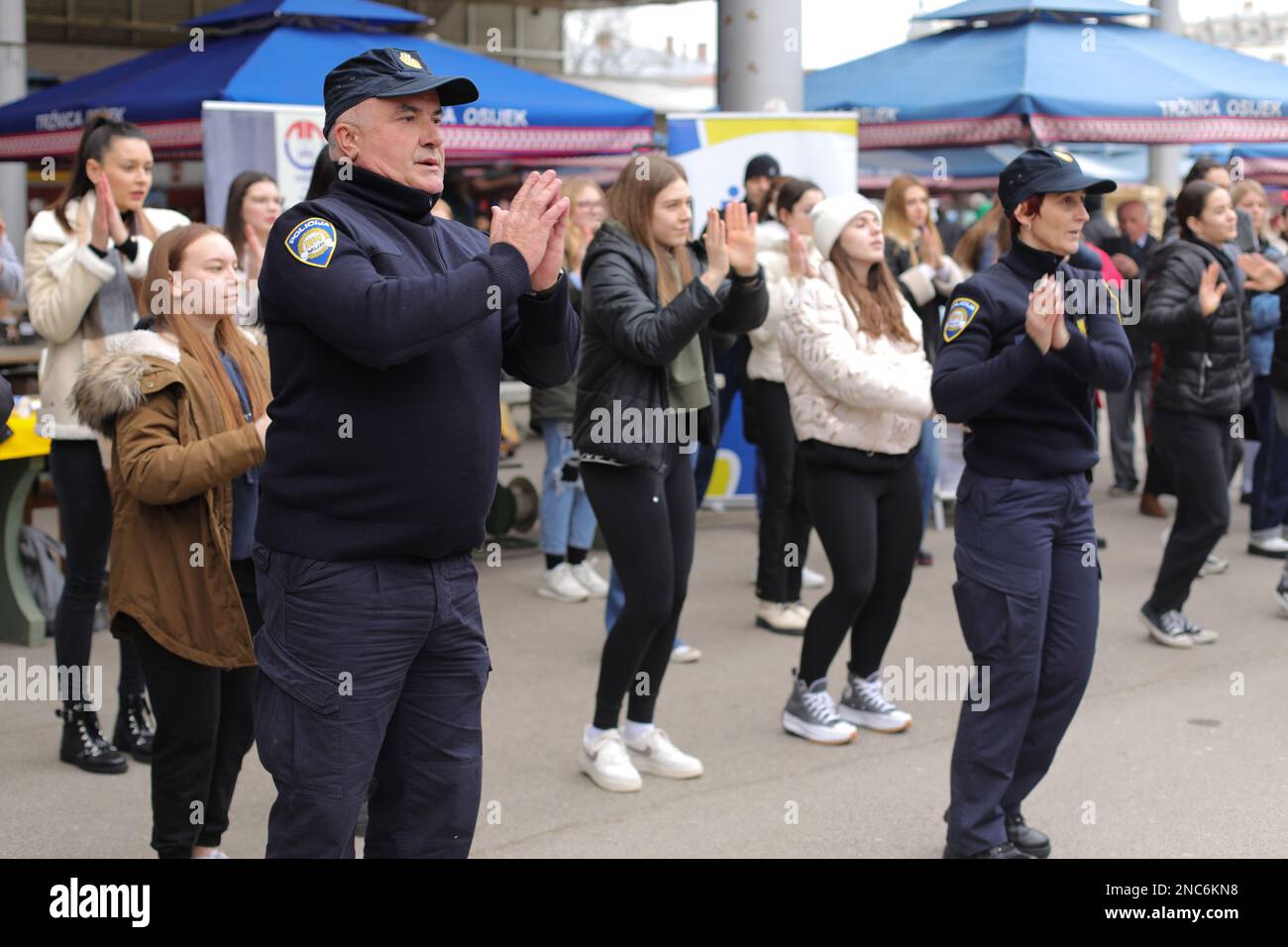 Osijek, Kroatien, am 14. Februar 2023. Am 14. Februar 2023 fand in Osijek, Kroatien, eine globale Tanzaktion statt, die die Polizei von Osijek-Baranja und ihre Partner das achte Jahr in Folge durchgeführt haben und die sich gegen Gewalt gegen Frauen richtet. Das Motto der diesjährigen Kampagne lautet "Aufstieg für die Freiheit". Foto: Dubravka Petric/PIXSELL Stockfoto