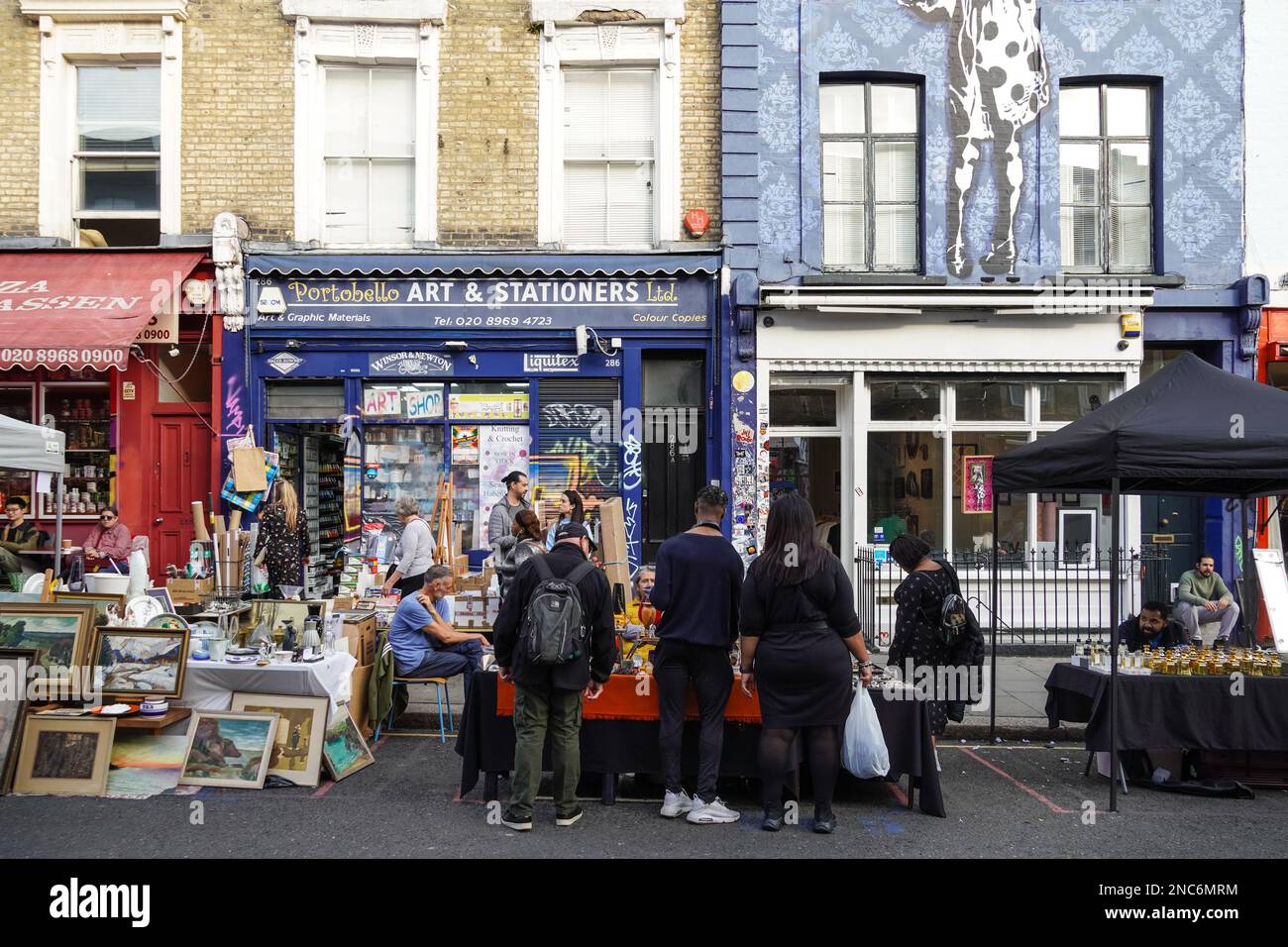 Geschäfte auf dem Portobello Road Market in Notting Hill, London, England, Großbritannien Stockfoto