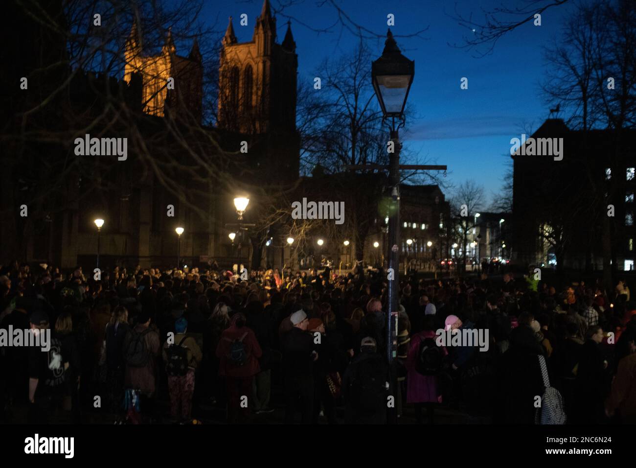 Bristol, Vereinigtes Königreich, 14. Februar 2023. Candlelight-Wache auf College Green für Trans Teenager Brianna Ghey, die am Samstag in Cheshire ermordet aufgefunden wurde. Stockfoto