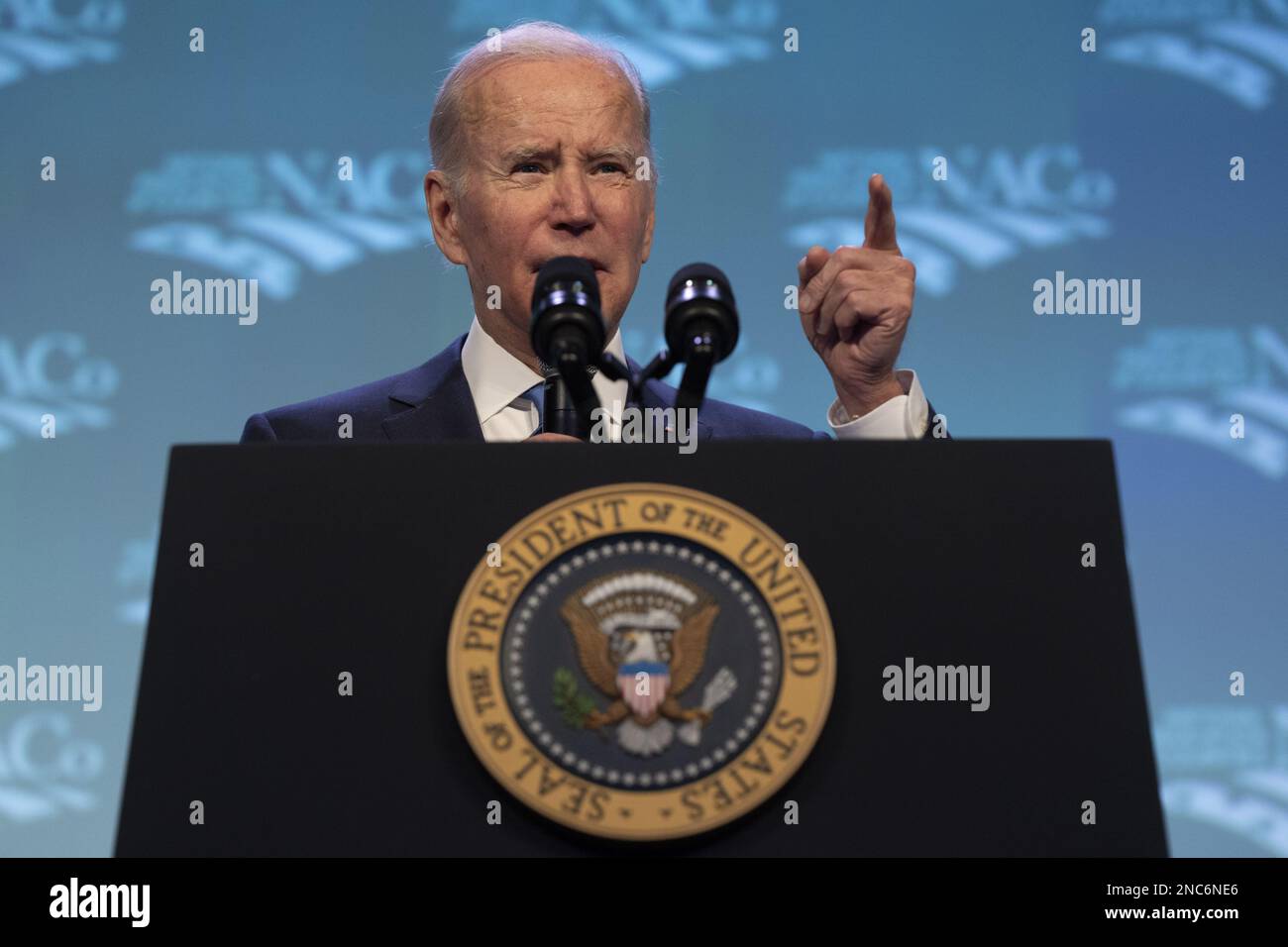 Washington, Usa. 14. Februar 2023. USA Präsident Joe Biden hält am Dienstag, den 14. Februar 2023, eine Grundsatzrede während der National Association of Counties im Washington Hilton Hotel in Washington, D.C. Biden erörterte die Fortschritte, die dank des amerikanischen Rettungsplans, des Inflation Reduction Act, des CHIPS and Science Act, des parteiübergreifenden Infrastrukturgesetzes, Und noch mehr - und die Arbeit, die gemeinsam getan werden muss, um diese historischen legislativen Siege auf lokaler Ebene umzusetzen, um das Leben der Menschen zu verändern. Foto: Ken Cedeno/UPI Credit: UPI/Alamy Live News Stockfoto