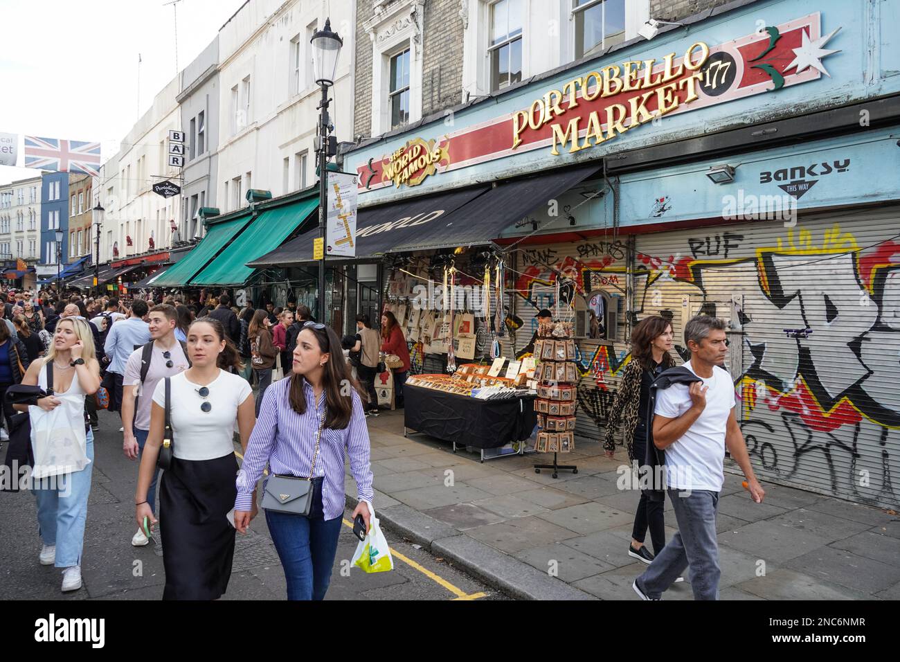 Käufer auf dem Portobello Road Market in Notting Hill, London, England, Großbritannien Stockfoto